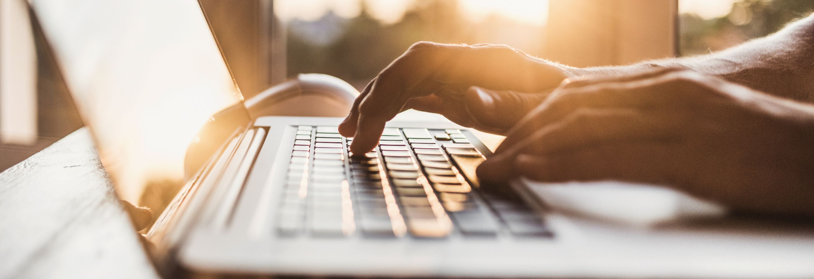 Detaljbilde av hånd på tastatur, rekrutterer i Temp-Team søker etter kandidater